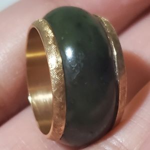 14k marked/tested Yellow Gold eternity style Jade